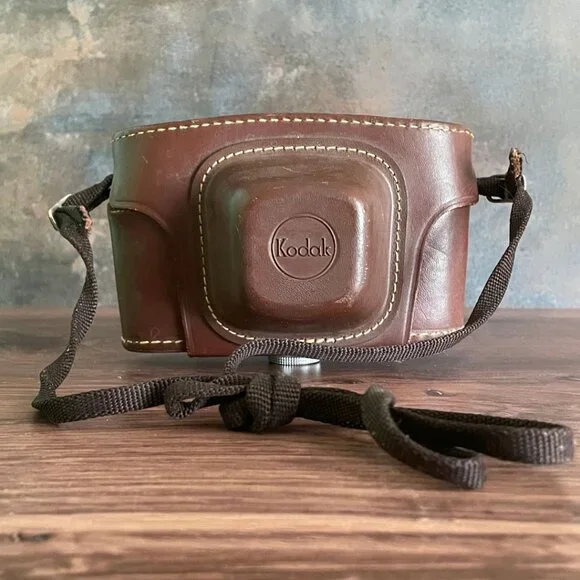 Vintage Kodak Pony 135 Camera with Leather Case (1950's) - Picture 13 of 16